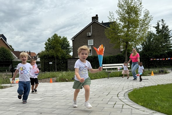 De Rakkers - atleten met olympische vlam